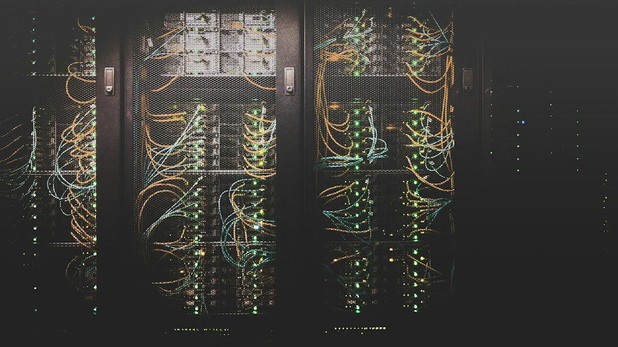 Serverrack mit strukturierter Netzwerkverkabelung